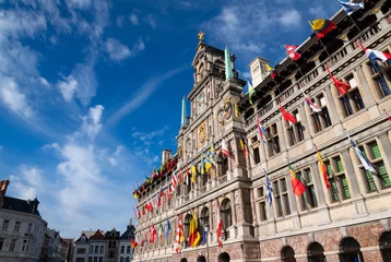 Crédence de cuisine en verre imprimé Anvers Hôtel de ville Anvers Belgique avec ciel bleu avec drapeaux colorés. Le bâtiment de la Renaissance aux influences flamandes et italiennes est un site majeur et un monument du patrimoine mondial au &quot Grote Markt&quot  dans le centre-ville.
