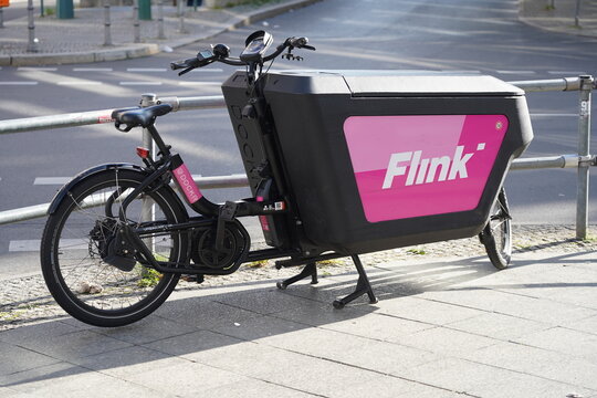 Urban Arrow Lastenrad von DOCKR im Einsatz für Flink Express-Lebensmittel-Lieferdienst in Berlin am 09.09.2022