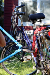 Obraz premium Close up photo of bicycle being stolen. Man Breaks a bike chain with pliers. Bicycle thief. 