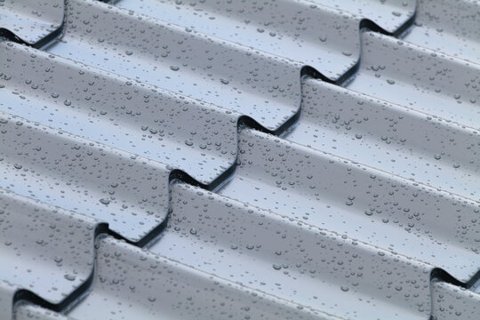 Blechdach im Regen
