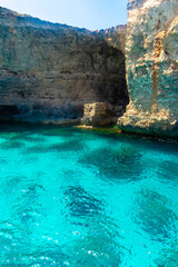 Fototapeta premium Crystal clear water under the cliffs of Malta