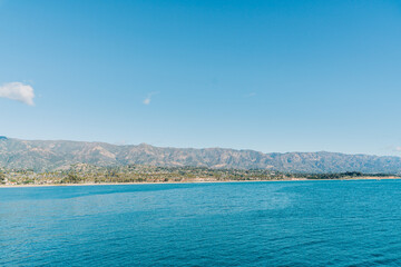 Obraz premium view of the sea and mountains