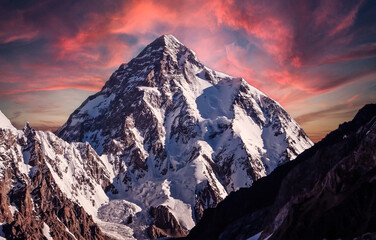 Couleurs du crépuscule derrière le pic K2, la deuxième plus haute montagne du monde
