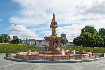 Obraz premium The Doulton Fountain, situated on Glasgow Green in Glasgow, Scotland, is the largest terracotta fountain in the world.