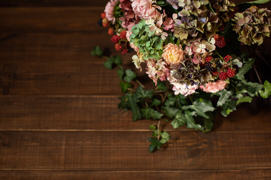 Fototapeta jesienny bukiet, kompozycja kwiatowa z jesiennych kwiatów, boho bukiet, autumn bouquet