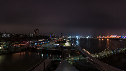 Fototapeta na wymiar Aussichtsplattform Dockland in Hamburg bei Nacht mit Panoramablick zum Fischereihafen 