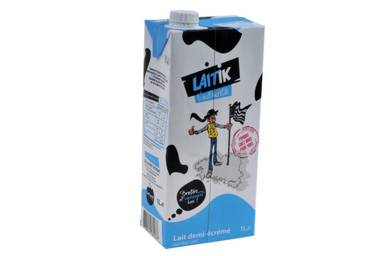 Brique de lait demi-écrémé de la marque Laitik en gros plan sur fond blanc