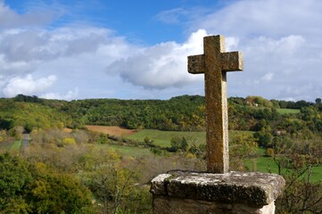 Croix en pierre (Calvaire) à Puycelsi, - obrazy, fototapety, plakaty