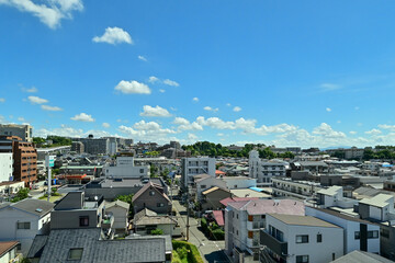 Fototapeta premium 青空背景の明るい街のイメージ写真