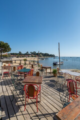 Cap Ferret (Bassin d'Arcachon, France). Détail d'une terrasse de dégustation d'huîtres avec vue...