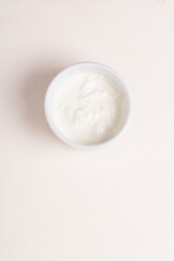 Fototapeta na wymiar bol de mahonesa blanco sobre fondo blanco, espacio para escribir, puede utilizarse también como bol de yogurt