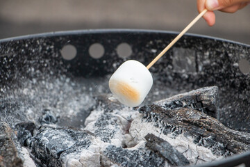 Obraz premium 焼きマシュマロ