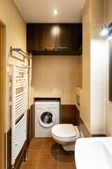 łazienka z pralka sedes umywalka grzejnik w brązach - 529481555