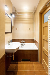 łazienka z umywalką i wanną lustro brąz - 529481582