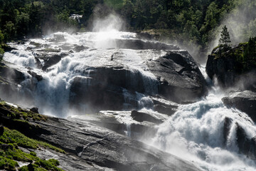 Obraz premium Wasserfall Tveitafossen im Husedalen bei Kinsarvik, Norwegen