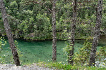 Türkisgrünes Wasser im Kinsotal bei Kinsarvik, Norwegen