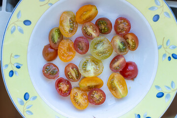 Pequeños tomates de colores sobre un plato