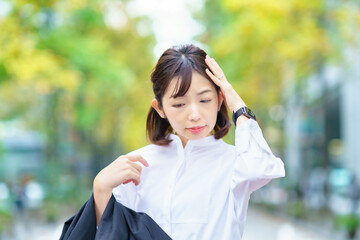 Naklejka premium 頭痛に悩む女性