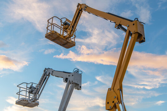 Lifting platforms for construction, useful machinery for the construction sector