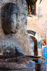 Antica Fontana con volto in pietra