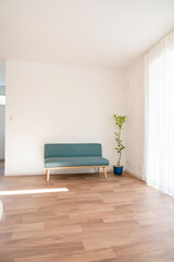 部屋・ソファ・フローリング