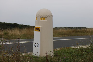 Borne routière des voies de la liberté numéro 63 sur la route D403, village de Donnemarie...
