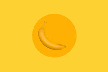 Un plátano sobre un fondo amarillo liso y aislado. Vista de superior y de cerca. Copy space