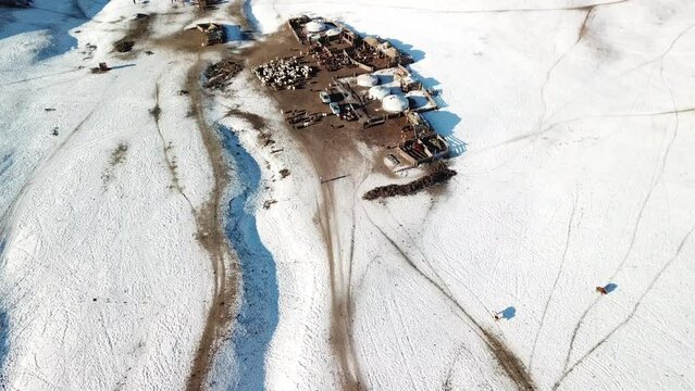 Village en Mongolie dans les montagne avec des agriculteurs, yourtes, mouton et chevaux.