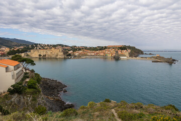 Fototapeta na wymiar Vue sur la baie de Collioure et le Château Royal par un temps nuagueux