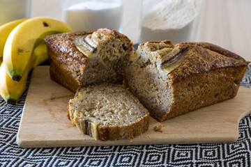 Gâteau à la banane (banana bread) sortant du four