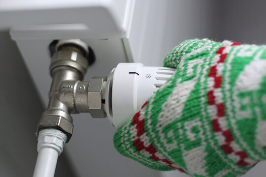 Weniger heizen wegen hoher Heizkosten - Energie sparen, Nahaufnahme Heizk&ouml;rper Regler