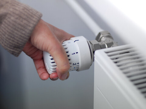 Weniger heizen wegen hoher Heizkosten - Energie sparen, Nahaufnahme Heizk&ouml;rper Regler