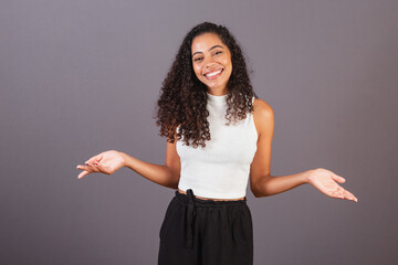 Young black Brazilian woman, With open arms, welcome.