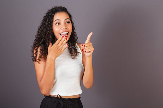 Young Black Brazilian Woman, Seeing Something Far To The Right. Advertising Photo.