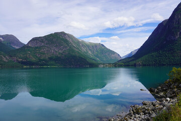 Fototapeta na wymiar Tolle Spiegelung von einem Berg im Oppstrynsvatnet einem See bei der Ortschaft Oppstryn in Norwegen 