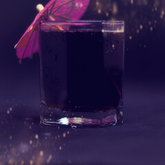 Getränk - Erfrischung - Glas - Cola - Cola in glass on black background