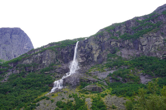 der wundersch&ouml;ne Wasserfall Volefossen in Norwegen