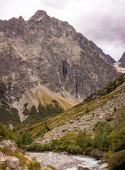 Randonneur le long du V&eacute;n&eacute;on, hiker along Veneon river