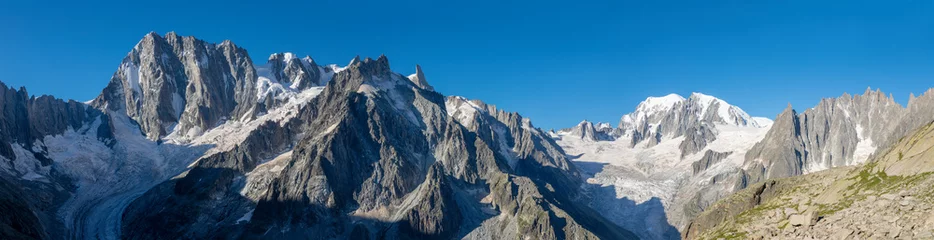 Photo sur Plexiglas Mont Blanc The panorama of Grand Jorasses Mont Blanc massif and Les Aiguilles towers.