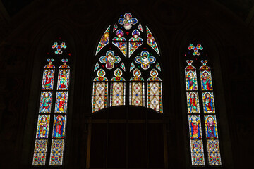 äußere Vorhalle im Dom zu Gurk. Glasmalerei, c 1350: Mitte: Gottvater, Evangelistensymole, Sonne und Mond, Muttergottes, Schmerzensmann, Heilige