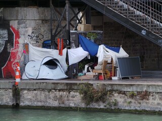 Sans abri pauvreté à Paris au bord de la seine
