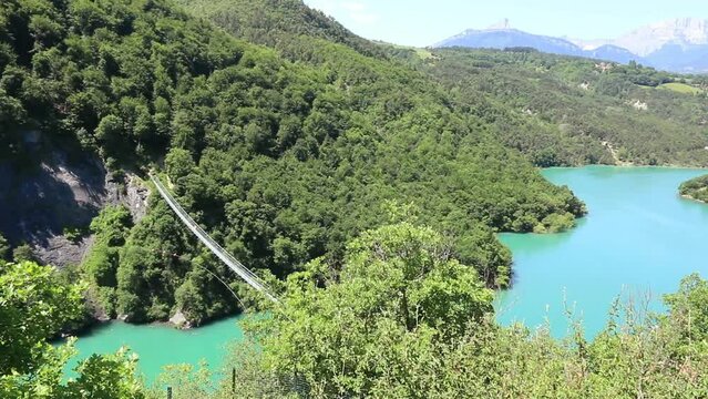 Passerelle himalayenne permettant la travers&eacute;e de la vall&eacute;e du Drac, dans les Alpes.
