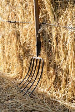 Horquilla de heno sobre bloque de heno en un plano vertical