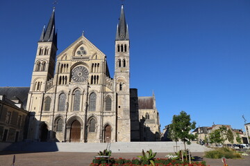 La basilique Saint Rémi, de style roman, vue de l'extérieur, ville de Reims, département de la Marne, France - obrazy, fototapety, plakaty