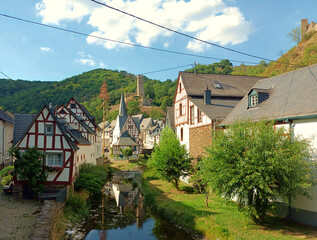 Fototapeta na wymiar Blick auf alte Fachwerkhäuser und die Philippburg in Monreal im Landkreis Mayen-Koblenz in der Eifel, Rheinland-Pfalz.
