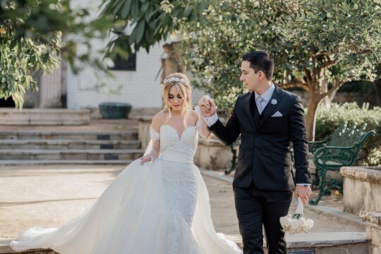 Reci&eacute;n casados, novios bajando escalones