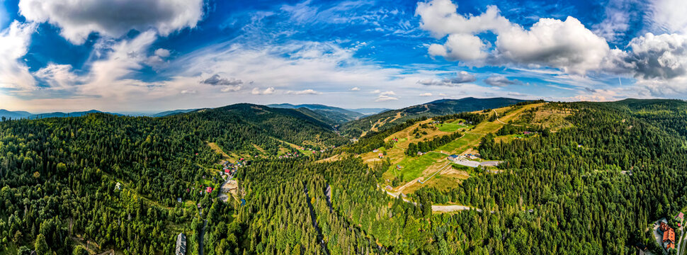 g&oacute;ry, Beskid Śląski w Polsce, panorama z lotu ptaka latem w okolicach przełęczy Salmopol w Szczyrku