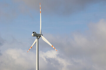 Fototapeta premium Siłownie wiatrowe generują prąd z wiatru na polu.