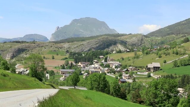 Le D&eacute;voluy, village dans une vall&eacute;e des Alpes du Sud en France.