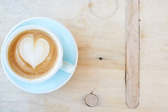 latte love kaffi on wooden table